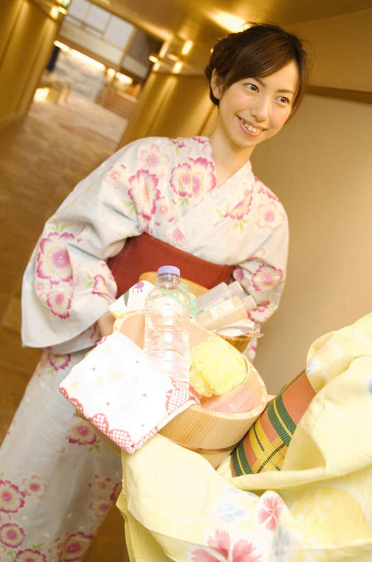 东方人,两个人,伙伴,朋友,站,捧,笑,摸,微笑,露齿笑,竖图,室内,白天,正面,民族服装,友谊,照明,亚洲,一排,抚摸,握,阴影,和服,整齐,光线,木制,壁灯,瓷砖,地砖,盆子,影子,墙,走道,走廊,过道,灯光,地面,拿,拿着,注视,黄种人,腰带,墙壁,墙面,灯,排列,一个,红色,阳光,木制品,灯具,观察,看,站着,浴盆,握着,服饰,单个,观看,照亮,察看,照明设备,队列,关注,配饰,吴服,唐草,唐花,唐锦,友情,年轻女性,女人,女性,亚洲人,触摸,端,端着,接触,捧着,手捧,站立,半身,彩图,传统服装,民俗服