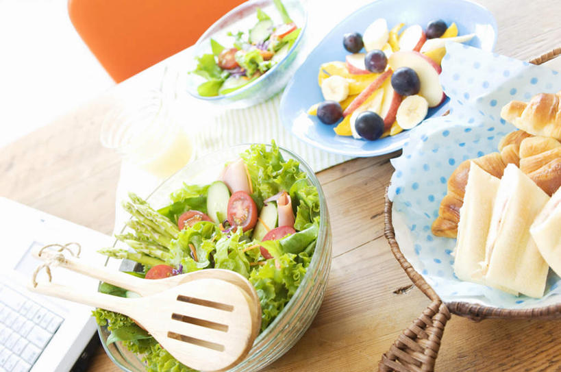 点心,无人,横图,俯视,室内,特写,白天,餐桌,桌面,桌子,草莓,浆果,葡萄,蔬菜,西红柿,餐具,水果,切开,阴影,朦胧,模糊,新鲜,光线,碟子,盘,影子,勺子,生菜,莴苣,生食,蔬菜沙拉,沙拉,食品,甜点,甜品,果实,色拉,沙律,食物,糕点,阳光,盘子,调羹,碟,汤匙,碗,甜食,切,有机食品,绿色食品,餐台,色拉酱,千岛酱,剖面,切面,春菜,鹅仔菜,莴仔菜,千金菜,叶用莴苣,进餐用具,烹调用具,洋莓,水果皇后,山葫芦,蒲桃,红莓,地莓,草龙珠,樱桃番茄,圣女果,番茄,彩图,高角度拍摄