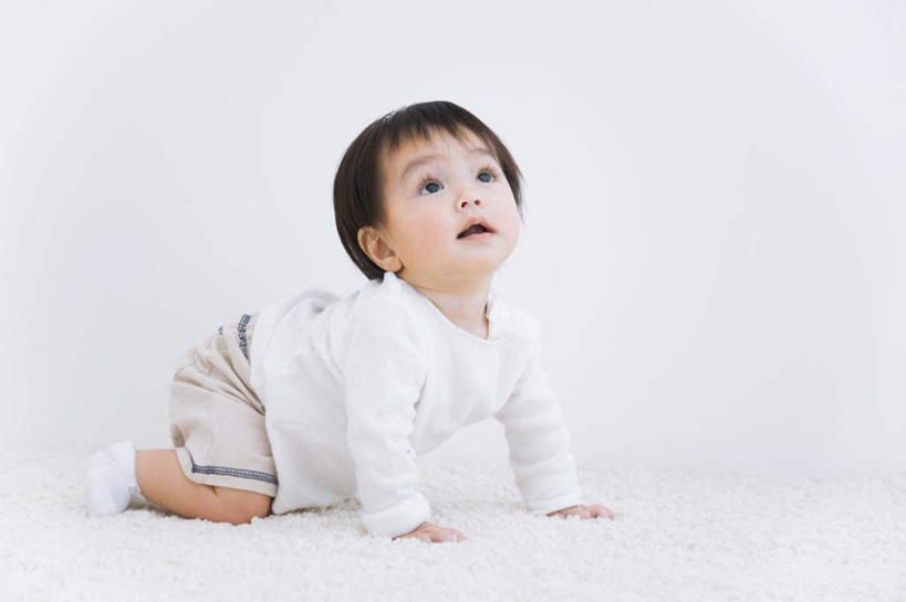 东方人,婴儿,儿童,头发,一个人,笑,摸,微笑,露齿笑,横图,室内,白天,侧面,婴儿服装,纯洁,床,卧室,亚洲,仅一个人,撑,抚摸,墙,床单,注视,黄种人,被子,墙壁,墙面,小孩,白色,黑色,观察,看,趴着,张嘴,可爱,单人床,活泼,观看,察看,撑着,被单,关注,宝宝,张大嘴巴,纯真,烂漫,无邪,伶俐,天真,亚洲人,孩子,长发,张开嘴,触摸,接触,趴,抬头,仰头,彩图,全身,婴儿服,睡房,卧房,襁褓