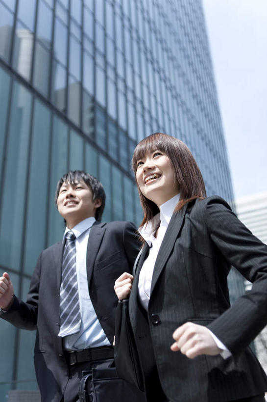 东方人,头发,两个人,商务人士,商务男性,商务女性,高楼大厦,站,跑,笑,微笑,露齿笑,竖图,室外,白天,仰视,衬衫,锻炼,旅游,度假,运动,窗户,落地窗,大厦,建筑,摩天大楼,亚洲,一排,许多,阴影,套装,整齐,光线,影子,云,云朵,领带,云彩,注视,黄种人,娱乐,玻璃窗,排列,蓝色,黑色,白云,蓝天,天空,阳光,天,观察,看,站着,享受,休闲,放松,观看,察看,队列,关注,商务装,工薪阶层,体育,男人,男性,年轻男性,年轻女性,女人,女性,亚洲人,白领,上班族,跑步,站立,半身,彩图,低角度拍摄,衬衣,健身,大楼,高层建筑,高楼,摩天楼