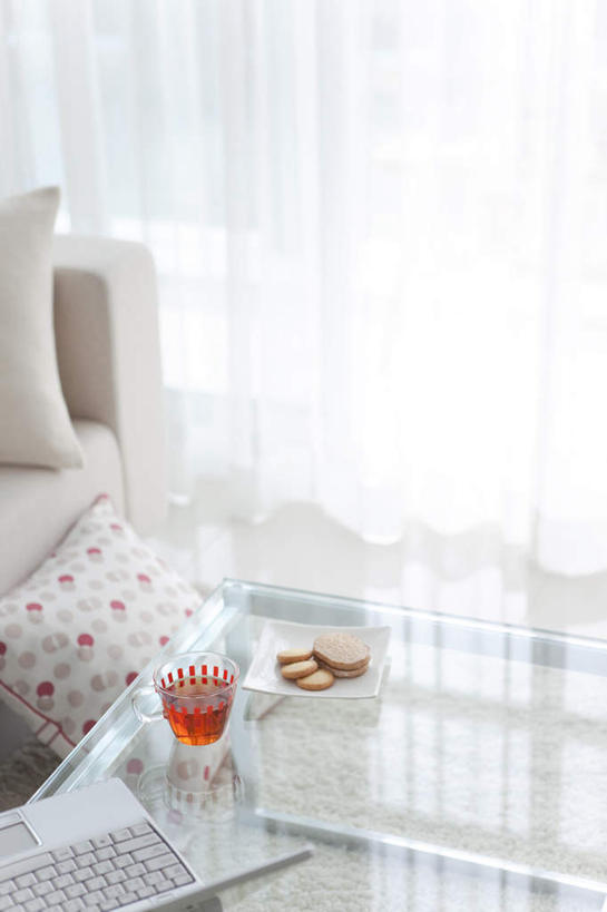 点心,无人,客厅,竖图,俯视,室内,白天,旅游,度假,窗户,靠垫,落地窗,沙发,桌子,杯子,一堆,许多,阴影,堆叠,堆积,光线,瓷器,瓷砖,地砖,影子,办公桌,墙,食品,甜点,甜品,咖啡杯,靠枕,陶瓷制品,地面,娱乐,玻璃窗,墙壁,墙面,食物,糕点,阳光,垫子,枕头,甜食,享受,休闲,放松,堆,起居室,瓷杯,布艺沙发,彩图,高角度拍摄