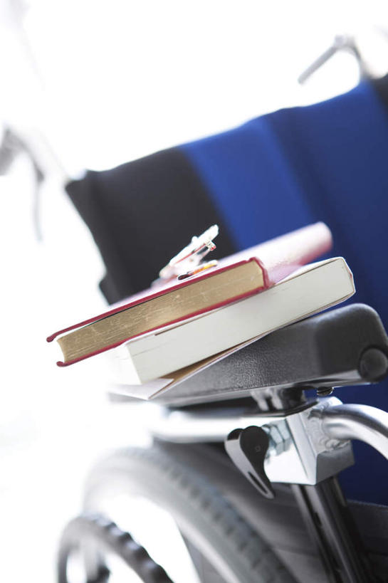 无人,竖图,室内,特写,白天,正面,桌面,书籍,一堆,许多,阴影,堆叠,堆积,朦胧,模糊,光线,工具,影子,墙,墙壁,墙面,一个,蓝色,阳光,轮椅,复健,康复,器械,单个,堆,医疗设备,医疗器械,医疗工具,辅助设备,书,图书,彩图