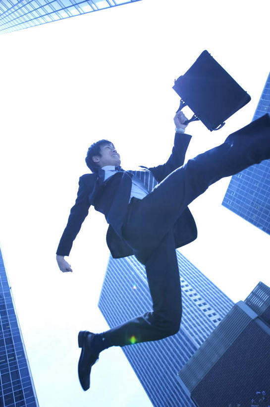 东方人,头发,一个人,商务人士,商务男性,高楼大厦,竖图,室外,白天,鱼眼镜头,仰视,衬衫,大厦,建筑,摩天大楼,亚洲,仅一个男性,仅一个人,阴影,套装,光线,包,皮包,影子,云,云朵,云彩,黄种人,仅一个年轻男性,一个,蓝色,黑色,白云,蓝天,天空,阳光,天,单个,单肩包,商务装,工薪阶层,男人,男性,年轻男性,亚洲人,白领,上班族,半身,彩图,低角度拍摄,衬衣,大楼,高层建筑,高楼,摩天楼