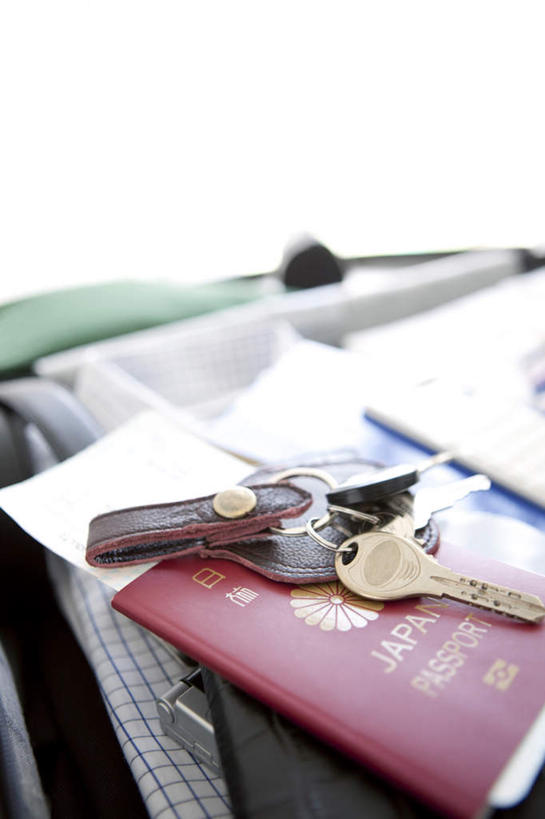 无人,竖图,俯视,室内,特写,白天,安全,桌面,书籍,一本,一堆,许多,阴影,堆叠,堆积,朦胧,模糊,光线,拉杆箱,旅行箱,影子,防护,钥匙,一个,黄色,阳光,行李箱,箱子,单个,堆,出差,保护,护照,开启,封闭,保险,私密,保全,周全,安稳,安定,防盗,平安,书,图书,彩图,高角度拍摄,旅行