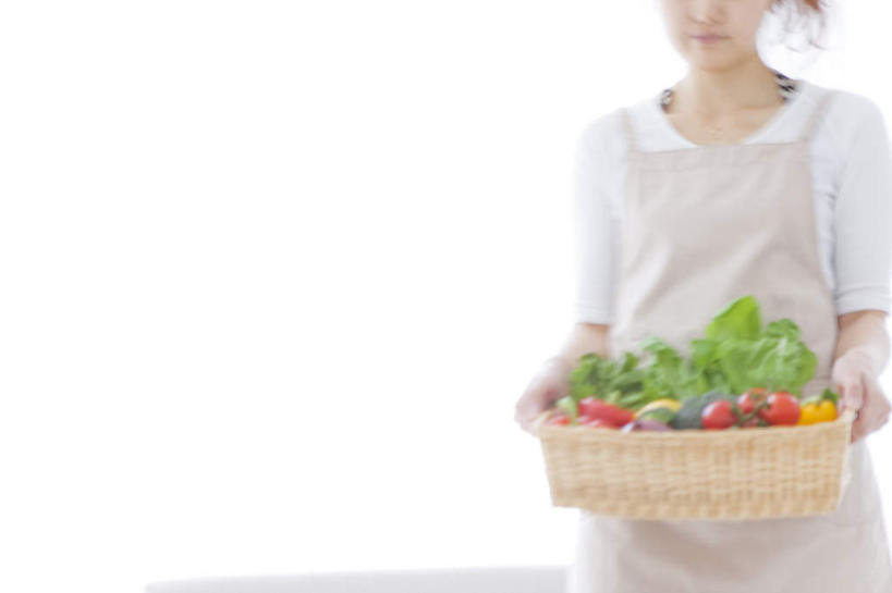 东方人,头发,一个人,站,捧,摸,横图,室内,白天,白色背景,正面,蔬菜,西红柿,亚洲,仅一个年轻女性,仅一个女性,仅一个人,一条,许多,抚摸,握,服装,新鲜,篮子,围裙,生菜,莴苣,食品,拿,拿着,休闲装,黄种人,食物,一个,衣服,白色,黑色,站着,休闲,休闲服,握着,摄影,服饰,有机食品,绿色食品,影棚,单个,春菜,鹅仔菜,莴仔菜,千金菜,叶用莴苣,年轻女性,女人,女性,亚洲人,长发,樱桃番茄,圣女果,番茄,触摸,接触,站立,半身,彩图,影棚拍摄,拍摄