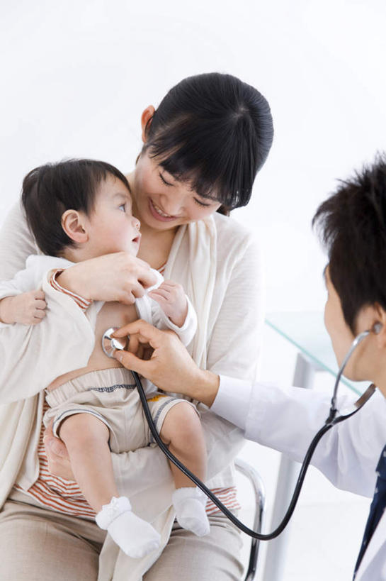 东方人,婴儿,儿童,头发,三个人,家庭,伙伴,朋友,医生,站,抱,笑,微笑,露齿笑,竖图,俯视,室内,白天,友谊,纯洁,亚洲,阴影,服装,光线,影子,依偎,注视,休闲装,黄种人,一个,小孩,衣服,白色,黑色,阳光,听诊器,观察,看,靠,靠着,倚靠,站着,医护人员,医疗人员,休闲,温暖,温馨,一家人,休闲服,可爱,服饰,活泼,单个,抱着,观看,和睦,察看,医疗设备,搂着,倚着,关注,宝宝,纯真,烂漫,无邪,依附,依赖,投靠,伶俐,天真,友情,男人,男性,年轻男性,年轻女性,女人,女性,亚洲人,孩子,长发,大夫,怀抱,搂,搂抱,相抱,拥抱,站立,半身,彩图,高角度拍摄,融洽