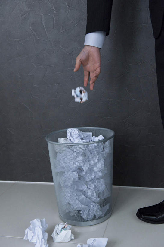 东方人,一个人,商务人士,商务男性,站,投,摸,竖图,室内,白天,侧面,衬衫,地板,亚洲,仅一个男性,仅一个人,一堆,许多,抚摸,弯腰,握,堆叠,堆积,套装,环保,纸,墙,垃圾桶,地面,拿,拿着,黄种人,木地板,墙壁,墙面,仅一个年轻男性,一个,白色,容器,站着,握着,纸团,单个,储藏,堆,垃圾箱,回收,资源,储存,商务装,利用,工薪阶层,低碳,循环,弯身,男人,男性,年轻男性,亚洲人,白领,上班族,触摸,接触,扔,站立,掷,半身,彩图,衬衣,贮存