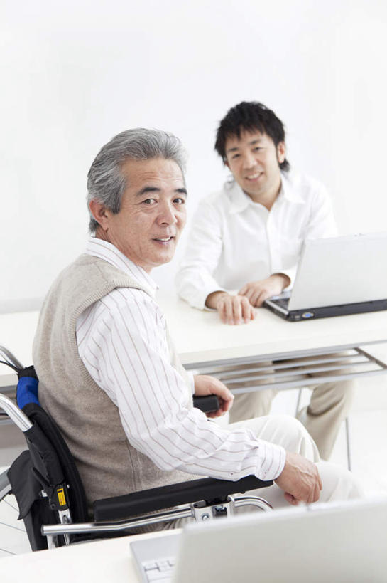 东方人,两个人,家庭,父亲,儿子,坐,笑,摸,微笑,露齿笑,竖图,室内,白天,正面,电脑,笔记本电脑,桌子,亚洲,抚摸,敲打,服装,网络,工具,办公桌,墙,扭头,注视,休闲装,黄种人,输入,通讯设备,墙壁,墙面,一个,衣服,白色,轮椅,打字,复健,观察,看,靠,靠着,倚靠,转头,休闲,康复,温暖,温馨,父子,一家人,休闲服,器械,父爱,服饰,单个,观看,点击,敲击,和睦,察看,医疗设备,无线,倚着,关注,医疗器械,通信设备,无线网络,医疗工具,无线上网,便携式电脑,辅助设备,按键,手提电脑,老年男性,男人,男性,年轻男性,亚洲人,触摸,接触,坐着,半身,彩图,融洽