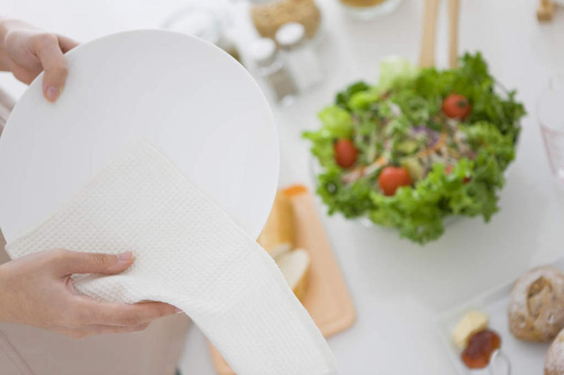 东方人,手,一个人,摸,横图,俯视,室内,白天,厨房,筷子,蔬菜,西红柿,餐具,水果,亚洲,仅一个年轻女性,仅一个女性,仅一个人,抚摸,握,碟子,盘,水龙头,生菜,莴苣,调料,蔬菜沙拉,沙拉,调味品,拿,调味料,拿着,黄种人,文化,色拉,传统,沙律,一个,盘子,碟,碗,手部,握着,有机食品,绿色食品,单个,色拉酱,礼节,千岛酱,礼仪,春菜,鹅仔菜,莴仔菜,千金菜,叶用莴苣,年轻女性,女人,女性,亚洲人,进餐用具,烹调用具,樱桃番茄,圣女果,番茄,触摸,接触,半身,彩图,高角度拍摄,灶间