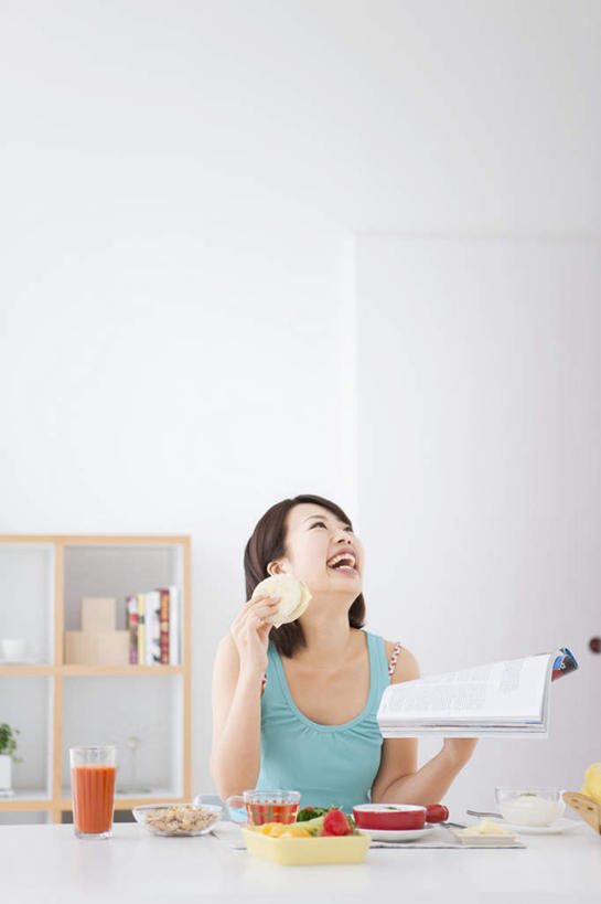 东方人,头发,一个人,客厅,坐,笑,微笑,露齿笑,竖图,室内,白天,正面,烹饪,西餐,餐桌,柜子,桌子,草莓,柑橘,浆果,杯子,书籍,水果,亚洲,仅一个年轻女性,仅一个女性,仅一个人,一本,切开,握,服装,新鲜,生食,汉堡,料理,食品,果实,拿,拿着,注视,休闲装,黄种人,菜肴,美食,食物,一个,衣服,蓝色,黑色,水杯,橱柜,快餐,观察,看,切,张嘴,休闲,休闲服,西式,握着,服饰,佳肴,有机食品,绿色食品,单个,餐台,观看,察看,起居室,关注,剖面,张大嘴巴,西式快餐,垃圾食品,切面,年轻女性,女人,女性,亚洲人,长发,茶杯,书,图书,张开嘴,洋莓,水果皇后,橘子,桔子,红莓,地莓,橙子,橙,抬头,仰头,坐着,半身,彩图