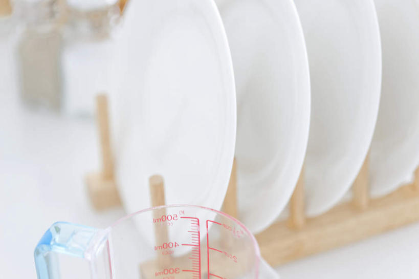 无人,横图,俯视,室内,特写,白天,实验,仪器,桌面,杯子,餐具,一排,许多,阴影,朦胧,模糊,研究,整齐,透明,分析,光线,化学,测试,木制,碟子,盘,影子,调料,调味品,调味料,量杯,架子,玻璃制品,排列,白色,阳光,盘子,玻璃瓶,木制品,瓶子,碟,器皿,队列,计量,玻璃仪器,试验耗材,实验用品,玻璃杯,彩图,高角度拍摄