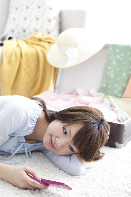 东方人,头发,一个人,客厅,坐,笑,摸,打电话,微笑,露齿笑,竖图,俯视,室内,白天,窗户,靠垫,沙发,电话,帽子,手机,亚洲,仅一个年轻女性,仅一个女性,仅一个人,抚摸,敲打,阴影,服装,光线,影子,墙,靠枕,扭头,注视,休闲装,黄种人,输入,通讯设备,玻璃窗,墙壁,墙面,衣服,蓝色,黑色,阳光,遮阳帽,垫子,枕头,打字,观察,看,转头,休闲,休闲服,服饰,观看,点击,敲击,察看,关注,布艺沙发,一部,一顶,交流,按键,年轻女性,女人,女性,亚洲人,长发,触摸,沟通,接触,通话,坐着,半身,彩图,高角度拍摄