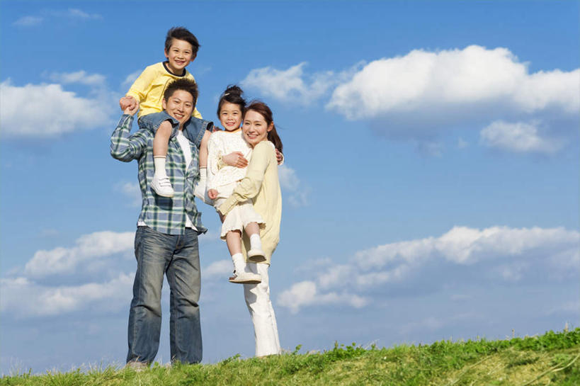 东方人,儿童,头发,四个人,家庭,夫妻,母亲,父亲,女儿,儿子,站,抱,笑,微笑,露齿笑,横图,室外,白天,正面,爱情,旅游,度假,纯洁,草地,草坪,植物,亚洲,阴影,服装,光线,影子,云,云朵,浪漫,云彩,注视,休闲装,黄种人,娱乐,草,小孩,骑,衣服,黄色,蓝色,绿色,黑色,白云,蓝天,天空,阳光,天,观察,看,扛,站着,享受,休闲,温暖,温馨,父子,母女,一家人,休闲服,恩爱,放松,父爱,可爱,母爱,童年,童趣,恋人,服饰,抱着,观看,和睦,察看,搂着,关注,童真,烂漫,无邪,扛在肩上,骑在肩上,天真,男孩,男人,男性,年轻男性,年轻女性,女孩,女人,女性,亚洲人,孩子,长发,夫妇,情侣,怀抱,搂,搂抱,相抱,拥抱,站立,彩图,全身,伴侣,融洽,男生,女生