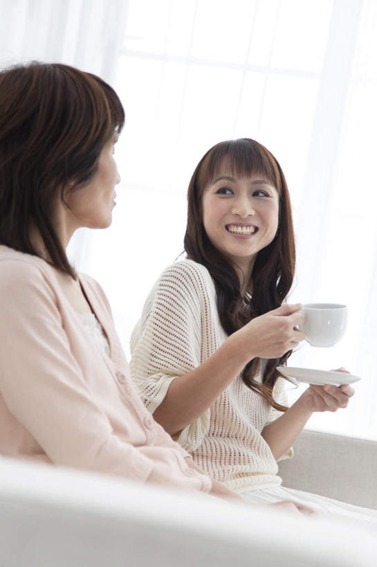 东方人,头发,两个人,家庭,母亲,女儿,坐,捧,笑,摸,微笑,露齿笑,竖图,室内,白天,正面,窗户,落地窗,沙发,杯子,餐具,亚洲,抚摸,握,阴影,服装,光线,瓷器,碟子,盘,影子,咖啡杯,陶瓷制品,拿,拿着,扭头,注视,休闲装,黄种人,玻璃窗,相视,衣服,白色,黑色,阳光,盘子,碟,观察,看,转头,休闲,温暖,温馨,母女,一家人,面对面,休闲服,母爱,握着,服饰,观看,对视,和睦,察看,关注,瓷杯,相对,布艺沙发,相看,老年女性,年轻女性,女人,女性,亚洲人,触摸,端,端着,接触,捧着,手捧,坐着,半身,彩图,融洽