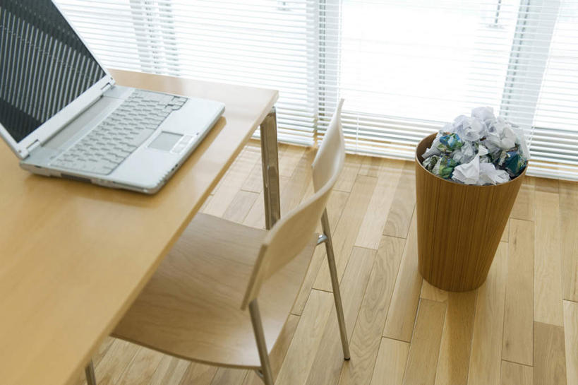 无人,横图,俯视,室内,白天,电脑,笔记本电脑,窗户,地板,落地窗,桌子,椅子,一堆,许多,堆叠,堆积,环保,网络,办公桌,木椅,垃圾,垃圾桶,地面,通讯设备,木地板,玻璃窗,一个,容器,单个,储藏,堆,垃圾箱,一台,回收,资源,无线,储存,通信设备,无线网络,无线上网,便携式电脑,利用,低碳,循环,手提电脑,彩图,高角度拍摄,贮存