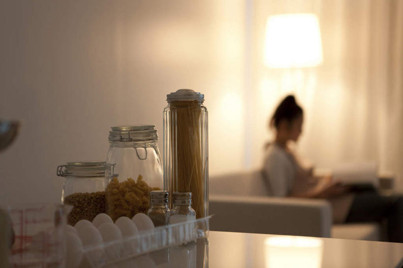 东方人,头发,一个人,客厅,坐,横图,室内,白天,侧面,阅读,窗户,靠垫,落地窗,沙发,报纸,书籍,亚洲,仅一个年轻女性,仅一个女性,仅一个人,一本,一排,许多,学习,阴影,服装,朦胧,模糊,整齐,光线,影子,蛋,调料,鸡蛋,靠枕,调味品,调味料,注视,休闲装,黄种人,玻璃窗,排列,衣服,白色,黑色,阳光,垫子,枕头,观察,看,靠,靠着,倚靠,休闲,休闲服,浏览,服饰,观看,察看,起居室,倚着,队列,关注,布艺沙发,卵,年轻女性,女人,女性,亚洲人,书,图书,坐着,半身,彩图