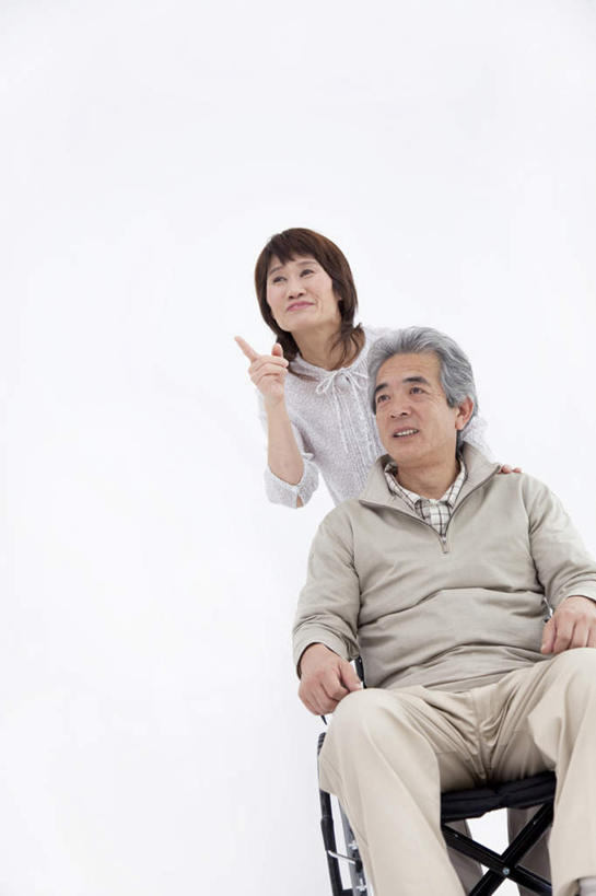 东方人,头发,两个人,家庭,父亲,女儿,站,坐,举,笑,微笑,露齿笑,竖图,室内,白天,白色背景,正面,亚洲,指,服装,工具,墙,注视,休闲装,黄种人,方向,墙壁,墙面,一个,衣服,白色,黑色,轮椅,复健,观察,看,靠,靠着,手势,托,倚靠,站着,休闲,康复,温暖,温馨,父女,一家人,休闲服,器械,父爱,摄影,服饰,影棚,单个,观看,和睦,察看,医疗设备,倚着,指向,食指,关注,医疗器械,医疗工具,辅助设备,老年男性,男人,男性,年轻女性,女人,女性,亚洲人,举起,举手,举着,向上举,向上伸,向上托,站立,坐着,半身,彩图,影棚拍摄,拍摄,融洽