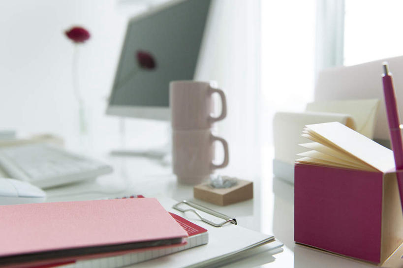 无人,横图,室内,白天,正面,电脑,笔记本电脑,窗户,桌面,桌子,杯子,一堆,一副,许多,阴影,堆叠,堆积,朦胧,模糊,光线,网络,笔,材料,档案,方块,文件,眼镜,影子,纸盒,办公桌,办公用品,通讯设备,玻璃窗,盒子,文具,两个,一个,红色,阳光,包装盒,水杯,学习用品,资料,单个,堆,文具用品,无线,文档,通信设备,无线网络,近视眼镜,无线上网,便携式电脑,手提电脑,茶杯,彩图