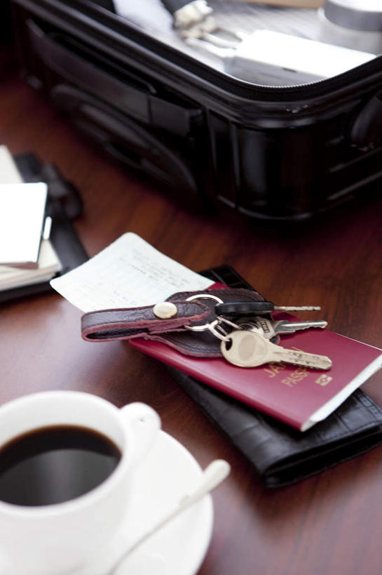 无人,竖图,俯视,室内,特写,白天,安全,地板,杯子,餐具,一串,许多,阴影,朦胧,模糊,光线,瓷器,碟子,拉杆箱,旅行箱,盘,影子,勺子,防护,记事本,咖啡杯,陶瓷制品,钥匙,地面,木地板,一个,阳光,本子,笔记本,盘子,行李箱,箱子,调羹,碟,汤匙,单个,出差,保护,开启,封闭,瓷杯,保险,私密,保全,周全,安稳,安定,防盗,平安,彩图,高角度拍摄,旅行