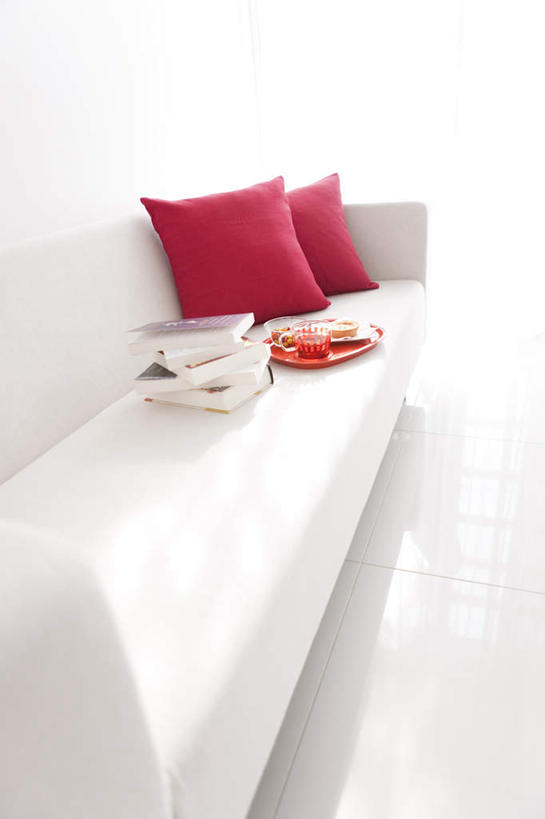 点心,无人,客厅,竖图,俯视,室内,白天,窗户,靠垫,落地窗,沙发,杯子,书籍,一堆,许多,阴影,堆叠,堆积,光线,瓷器,瓷砖,地砖,影子,食品,甜点,甜品,咖啡杯,靠枕,陶瓷制品,地面,玻璃窗,食物,糕点,两个,红色,阳光,垫子,枕头,甜食,堆,起居室,瓷杯,布艺沙发,书,图书,彩图,高角度拍摄