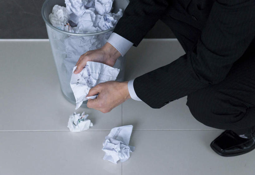 东方人,一个人,商务人士,商务男性,蹲,摸,横图,俯视,室内,白天,衬衫,亚洲,仅一个男性,仅一个人,一堆,许多,抚摸,握,堆叠,堆积,套装,环保,瓷砖,地砖,墙,垃圾桶,地面,拿,拿着,黄种人,墙壁,墙面,仅一个年轻男性,一个,容器,握着,纸团,单个,储藏,堆,垃圾箱,回收,资源,储存,商务装,利用,工薪阶层,低碳,循环,男人,男性,年轻男性,亚洲人,白领,上班族,触摸,蹲着,接触,半身,彩图,高角度拍摄,衬衣,贮存