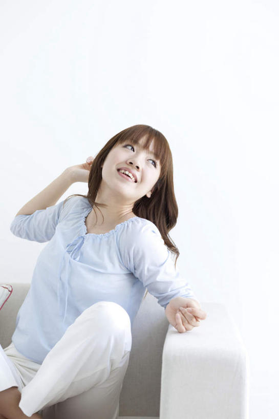 东方人,头发,一个人,客厅,坐,举,笑,摸,微笑,露齿笑,竖图,室内,白天,正面,靠垫,沙发,亚洲,仅一个年轻女性,仅一个女性,仅一个人,抚摸,服装,墙,靠枕,注视,休闲装,黄种人,墙壁,墙面,衣服,蓝色,黑色,垫子,枕头,观察,看,靠,靠着,托,倚靠,休闲,休闲服,服饰,观看,察看,起居室,倚着,关注,布艺沙发,年轻女性,女人,女性,亚洲人,长发,触摸,接触,举起,举手,举着,抬头,向上举,向上伸,向上托,仰头,坐着,半身,彩图