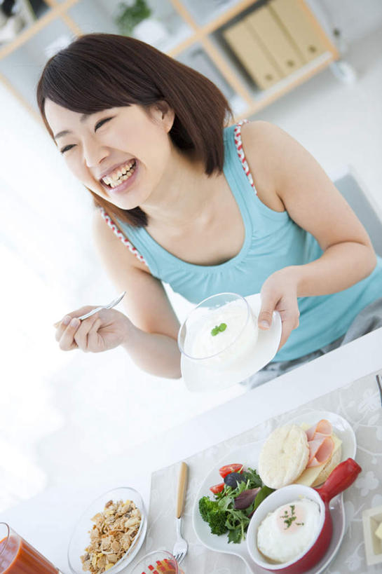 点心,米饭,东方人,头发,一个人,客厅,坐,举,笑,摸,吃,微笑,露齿笑,竖图,俯视,室内,白天,烹饪,柜子,桌子,杯子,餐具,亚洲,仅一个年轻女性,仅一个女性,仅一个人,一条,抚摸,握,服装,瓷器,碟子,盘,围裙,办公桌,肉,日本料理,料理,食品,甜点,甜品,咖啡杯,陶瓷制品,饭,拿,拿着,注视,休闲装,黄种人,菜肴,美食,肉类,食物,糕点,衣服,粉色,绿色,黑色,盘子,橱柜,碟,碗,日式料理,甜食,观察,看,靠,靠着,托,倚靠,休闲,日式,休闲服,握着,服饰,佳肴,观看,五谷,察看,起居室,倚着,关注,瓷杯,肉食,年轻女性,女人,女性,亚洲人,触摸,接触,举起,举手,举着,嚼,食,向上举,向上伸,向上托,坐着,半身,彩图,高角度拍摄