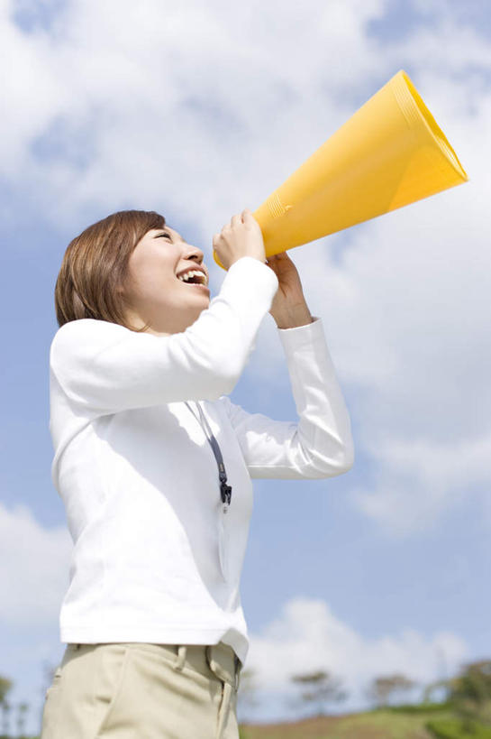 东方人,头发,一个人,站,举,竖图,室外,白天,侧面,旅游,度假,草地,草坪,植物,亚洲,仅一个年轻女性,仅一个女性,仅一个人,握,阴影,服装,光线,影子,云,云朵,拿,云彩,拿着,注视,休闲装,黄种人,娱乐,喇叭,草,树,树木,一个,衣服,黄色,蓝色,绿色,白色,白云,蓝天,天空,阳光,自然,天,观察,看,托,站着,享受,休闲,休闲服,放松,握着,服饰,生长,单个,成长,观看,察看,喊叫,呼喊,关注,年轻女性,女人,女性,亚洲人,长发,举起,举手,举着,抬头,向上举,向上伸,向上托,仰头,站立,半身,彩图