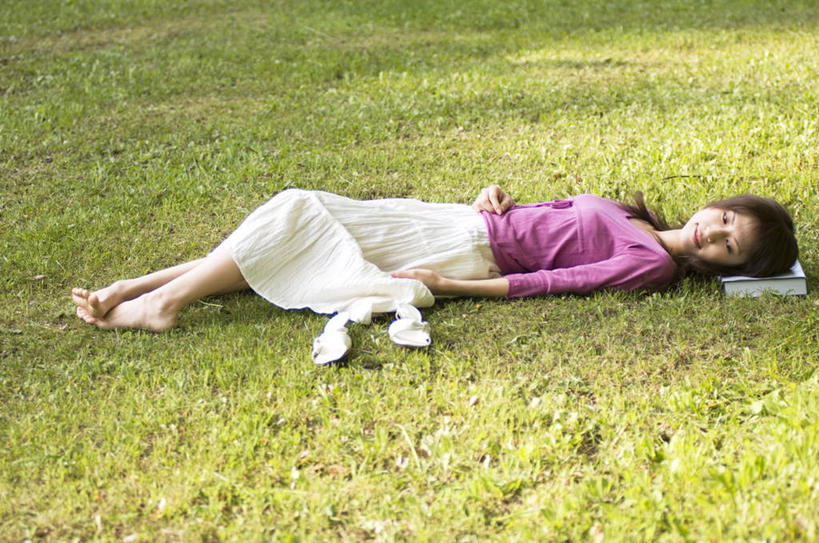 东方人,头发,一个人,躺,笑,微笑,露齿笑,横图,俯视,室内,白天,裙子,旅游,度假,草地,草坪,植物,书籍,亚洲,仅一个女性,仅一个人,一本,阴影,连衣裙,服装,光线,影子,扭头,注视,休闲装,黄种人,娱乐,草,衣服,粉色,绿色,白色,黑色,阳光,观察,看,转头,享受,休闲,赤脚,休闲服,放松,服饰,仅一个老年女性,观看,察看,关注,卧着,老年女性,女人,女性,亚洲人,书,图书,躺着,卧,彩图,高角度拍摄,全身