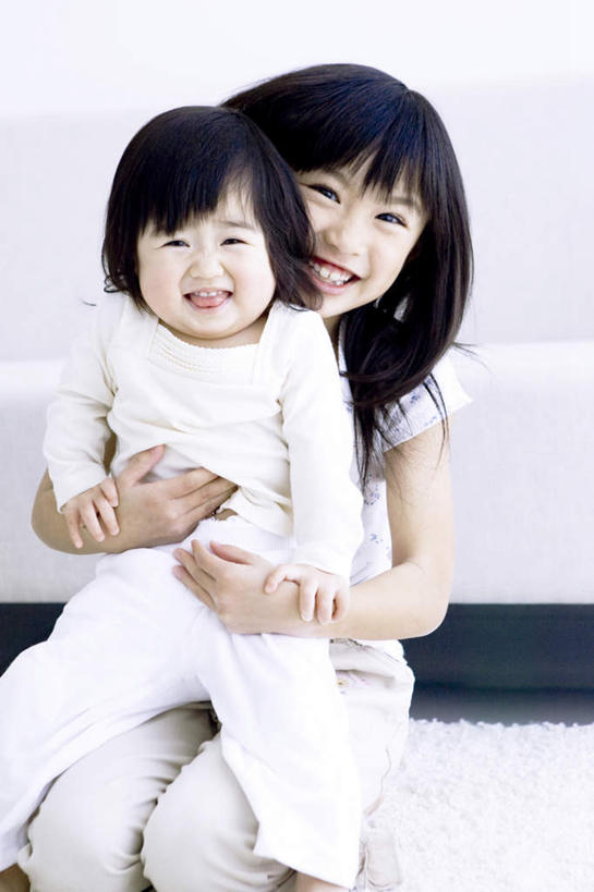 东方人,儿童,头发,两个人,家庭,母亲,女儿,客厅,坐,抱,笑,摸,微笑,露齿笑,竖图,室内,白天,正面,婴儿服装,纯洁,靠垫,沙发,亚洲,抚摸,阴影,服装,光线,影子,靠枕,注视,休闲装,黄种人,小孩,衣服,白色,黑色,阳光,垫子,枕头,观察,看,休闲,温暖,温馨,母女,一家人,休闲服,可爱,母爱,童年,童趣,服饰,抱着,观看,和睦,察看,起居室,搂着,关注,布艺沙发,童真,烂漫,无邪,天真,年轻女性,女孩,女人,女性,亚洲人,孩子,年轻人,触摸,怀抱,接触,搂,搂抱,相抱,拥抱,坐着,半身,彩图,婴儿服,融洽,女生,襁褓