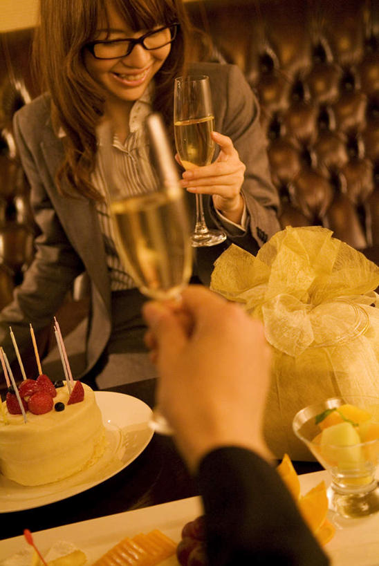 点心,红酒,葡萄酒,东方人,两个人,伙伴,朋友,商务人士,商务男性,商务女性,餐厅,坐,举,笑,摸,微笑,露齿笑,竖图,俯视,室内,白天,衬衫,下午茶,友谊,桌子,草莓,浆果,杯子,餐具,水果,亚洲,一块,抚摸,握,套装,朦胧,模糊,新鲜,碟子,高脚杯,盘,办公桌,墙,生食,食品,果实,领带,红酒杯,白葡萄酒,酒类,两杯,拿,拿着,注视,黄种人,墙壁,墙面,玻璃制品,酒,食物,糕点,饮料,两个,红色,盘子,酒杯,碟,观察,看,靠,靠着,托,倚靠,握着,有机食品,绿色食品,观看,察看,倚着,关注,商务装,工薪阶层,友情,男人,男性,年轻男性,年轻女性,女人,女性,亚洲人,白领,上班族,玻璃杯,洋莓,水果皇后,红莓,地莓,触摸,接触,举起,举手,举着,向上举,向上伸,向上托,坐着,半身,彩图,高角度拍摄,衬衣,餐馆,饭店,饭馆,蛋糕