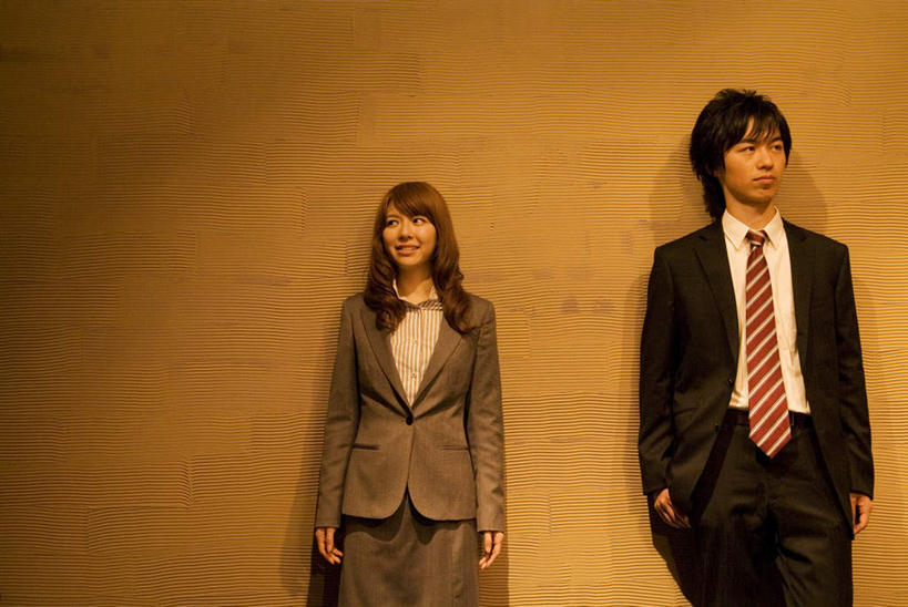 东方人,头发,两个人,伙伴,朋友,商务人士,商务男性,商务女性,站,笑,摸,微笑,露齿笑,横图,室内,白天,正面,衬衫,友谊,亚洲,抚摸,阴影,条纹,套装,光线,影子,墙,领带,注视,黄种人,墙壁,墙面,红色,黑色,阳光,观察,看,靠,靠着,倚靠,站着,观看,察看,倚着,关注,商务装,工薪阶层,双手抄兜,双手放兜,友情,男人,男性,年轻男性,年轻女性,女人,女性,亚洲人,长发,白领,上班族,插兜,触摸,接触,两手抄兜,两手放兜,手插兜,手放口袋,站立,半身,彩图,衬衣,手抄兜