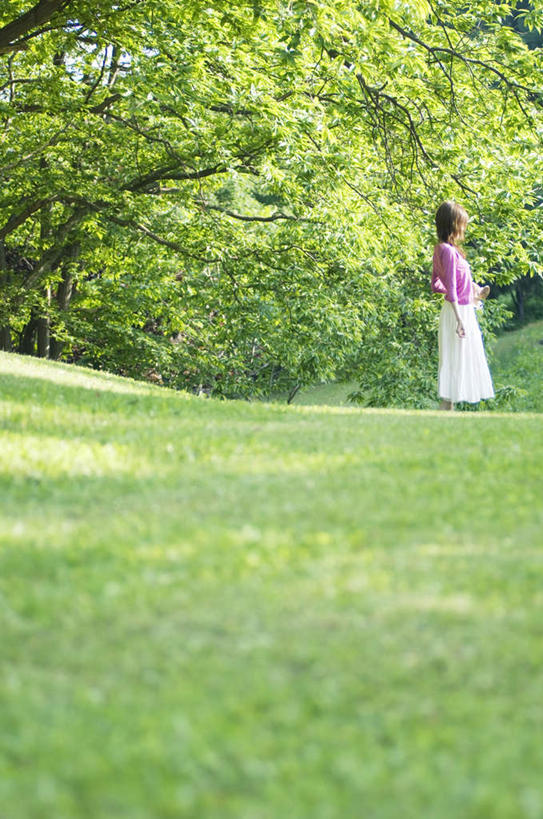 东方人,头发,一个人,站,竖图,室外,白天,侧面,旅游,度假,草地,草坪,植物,亚洲,仅一个年轻女性,仅一个女性,仅一个人,阴影,服装,光线,影子,注视,休闲装,黄种人,娱乐,草,树,树木,衣服,粉色,蓝色,绿色,黑色,蓝天,天空,阳光,自然,天,观察,看,站着,享受,休闲,休闲服,放松,服饰,生长,成长,观看,察看,关注,年轻女性,女人,女性,亚洲人,长发,站立,彩图,全身