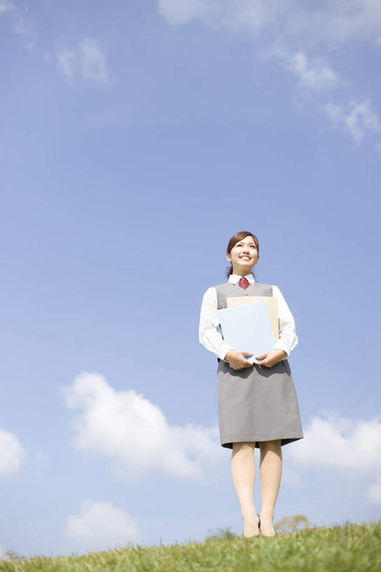 东方人,头发,一个人,站,捧,笑,摸,微笑,露齿笑,竖图,室外,白天,仰视,衬衫,旅游,度假,草地,草坪,植物,亚洲,仅一个年轻女性,仅一个女性,仅一个人,抚摸,阴影,光线,材料,档案,文件,影子,云,云朵,领带,云彩,注视,黄种人,娱乐,草,蓝色,绿色,黑色,白云,蓝天,天空,阳光,资料,天,观察,看,站着,享受,休闲,放松,观看,察看,关注,文档,年轻女性,女人,女性,亚洲人,长发,触摸,端,端着,接触,捧着,手捧,站立,彩图,低角度拍摄,全身,衬衣