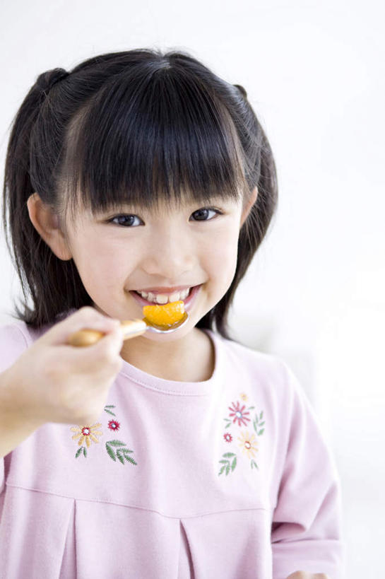 东方人,儿童,头发,一个人,站,笑,摸,微笑,露齿笑,竖图,室内,白天,白色背景,正面,纯洁,亚洲,仅一个女性,仅一个人,抚摸,握,服装,工具,牙刷,拿,拿着,注视,休闲装,黄种人,刷牙,小孩,衣服,粉色,黑色,洗浴用品,观察,看,站着,仅一个小孩,休闲,休闲服,可爱,童年,童趣,握着,摄影,服饰,影棚,观看,一支,察看,关注,童真,烂漫,无邪,天真,女孩,女人,女性,亚洲人,孩子,长发,触摸,接触,站立,半身,彩图,影棚拍摄,拍摄,女生