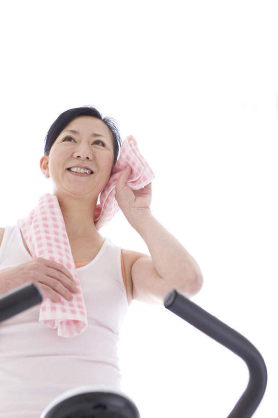 东方人,头发,一个人,站,摸,竖图,室内,白天,白色背景,正面,锻炼,运动,亚洲,仅一个年轻女性,仅一个女性,仅一个人,一条,擦,撑,抚摸,服装,休闲装,黄种人,娱乐,运动器械,一个,衣服,粉色,白色,黑色,毛巾,站着,享受,休闲,休闲服,健身器械,放松,擦拭,摄影,服饰,影棚,单个,撑着,健身器材,室内运动,年轻女性,女人,女性,亚洲人,触摸,接触,站立,半身,彩图,影棚拍摄,健身,拍摄,运动器材,跑步机