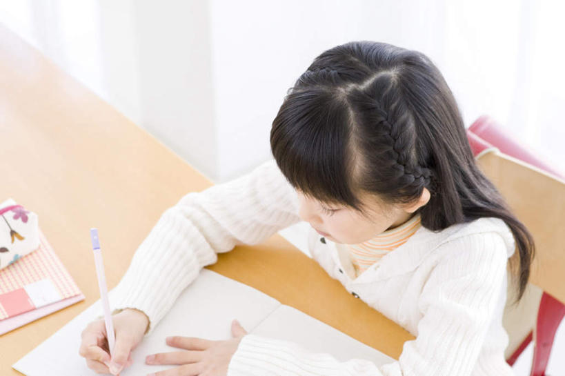 东方人,儿童,头发,一个人,坐,笑,微笑,露齿笑,横图,俯视,室内,白天,纯洁,窗户,落地窗,桌子,椅子,亚洲,仅一个女性,仅一个人,写,阴影,服装,光线,包,笔,书包,影子,办公桌,木椅,墙,办公用品,记事本,扭头,注视,休闲装,黄种人,玻璃窗,墙壁,墙面,文具,一个,小孩,衣服,红色,白色,黑色,阳光,背包,本子,笔记本,学习用品,观察,记录,看,转头,仅一个小孩,休闲,休闲服,可爱,童年,童趣,服饰,单个,观看,文具用品,察看,关注,童真,烂漫,无邪,天真,女孩,女人,女性,亚洲人,孩子,长发,坐着,半身,彩图,高角度拍摄,双肩包,女生