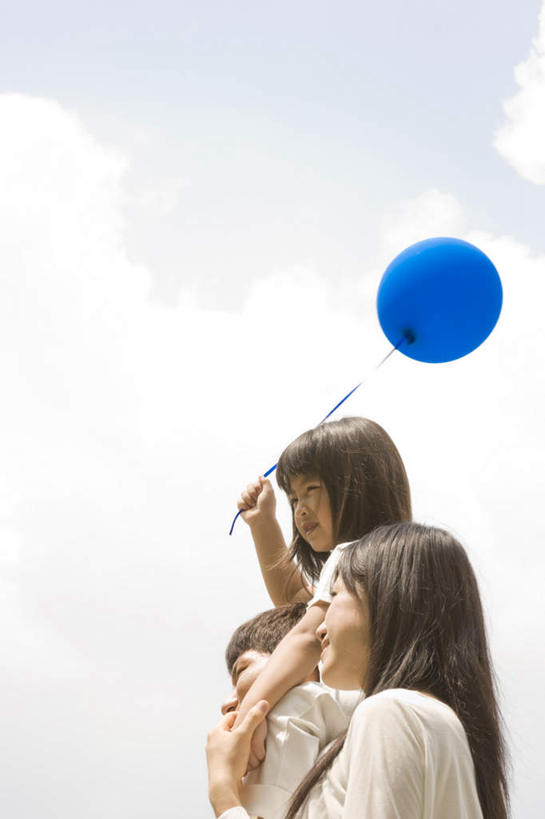 东方人,儿童,头发,三个人,家庭,夫妻,母亲,父亲,女儿,站,走,举,笑,摸,微笑,露齿笑,竖图,室外,白天,侧面,爱情,旅游,度假,纯洁,亚洲,抚摸,握,阴影,服装,装饰,光线,影子,塑料,云,云朵,浪漫,拿,云彩,拿着,注视,休闲装,黄种人,娱乐,一个,小孩,衣服,蓝色,白色,黑色,白云,蓝天,天空,阳光,气球,塑料制品,天,观察,看,托,站着,享受,休闲,温暖,温馨,父女,母女,三口之家,一家人,休闲服,橡胶,恩爱,放松,父爱,可爱,母爱,童年,童趣,握着,恋人,服饰,单个,观看,华丽,修饰,点缀,和睦,察看,关注,童真,橡胶制品,烂漫,无邪,衬托,美观,雅致,雅观,天真,男人,男性,年轻男性,年轻女性,女孩,女人,女性,亚洲人,孩子,年轻人,夫妇,情侣,步行,触摸,接触,举起,举手,举着,散步,向上举,向上伸,向上托,站立,走路,半身,彩图,伴侣,融洽,女生