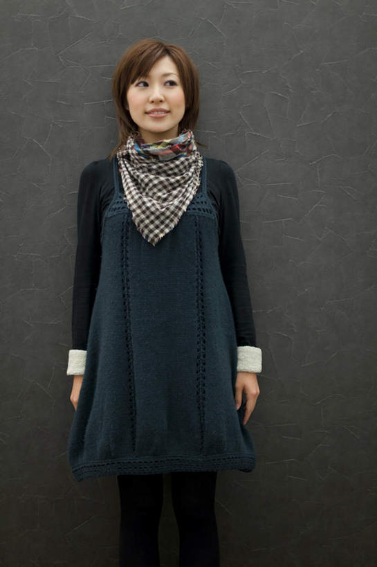 东方人,头发,一个人,站,笑,微笑,露齿笑,竖图,室内,白天,正面,毛衣,亚洲,仅一个年轻女性,仅一个女性,仅一个人,一条,灰色背景,注视,黄种人,黄色,蓝色,白色,围巾,观察,看,靠,靠着,倚靠,站着,摄影,影棚,观看,察看,倚着,关注,年轻女性,女人,女性,亚洲人,站立,半身,彩图,影棚拍摄,绒衣,套衫,套头毛衣,线衣,拍摄