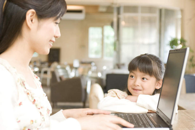 东方人,儿童,头发,两个人,家庭,母亲,女儿,客厅,站,坐,笑,摸,微笑,露齿笑,横图,室内,白天,正面,纯洁,电脑,笔记本电脑,植物,窗户,落地窗,桌子,杯子,餐具,亚洲,撑,抚摸,敲打,阴影,服装,光线,网络,瓷器,碟子,盘,盆栽,影子,办公桌,墙,咖啡杯,盆景,陶瓷制品,注视,休闲装,黄种人,输入,通讯设备,玻璃窗,墙壁,墙面,小孩,衣服,绿色,白色,黑色,阳光,自然,盘子,碟,打字,观察,看,站着,休闲,温暖,温馨,母女,一家人,休闲服,可爱,母爱,童年,童趣,服饰,生长,成长,观看,点击,一台,敲击,和睦,察看,无线,起居室,撑着,关注,瓷杯,通信设备,无线网络,无线上网,便携式电脑,童真,烂漫,无邪,天真,按键,手提电脑,年轻女性,女孩,女人,女性,亚洲人,孩子,年轻人,触摸,接触,站立,坐着,半身,彩图,融洽,女生