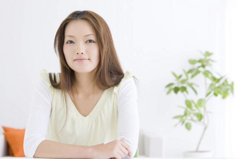 东方人,头发,一个人,坐,笑,摸,微笑,露齿笑,横图,室内,白天,正面,植物,靠垫,沙发,亚洲,仅一个年轻女性,仅一个女性,仅一个人,撑,抚摸,服装,盆栽,墙,靠枕,盆景,注视,休闲装,黄种人,墙壁,墙面,一个,衣服,黄色,绿色,白色,黑色,自然,垫子,枕头,观察,看,休闲,休闲服,服饰,生长,单个,成长,观看,察看,撑着,关注,布艺沙发,年轻女性,女人,女性,亚洲人,长发,触摸,接触,坐着,半身,彩图