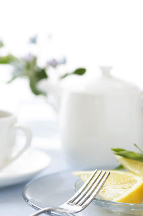 无人,竖图,俯视,室内,特写,白天,桌面,柑橘,杯子,餐具,水果,叶子,金属制品,一把,切开,阴影,朦胧,模糊,新鲜,光线,金属,叉子,瓷器,碟子,壶,盘,影子,生食,食品,果实,绿叶,咖啡杯,陶瓷制品,水壶,食物,一个,阳光,盘子,茶壶,碟,切,嫩叶,有机食品,绿色食品,单个,瓷杯,剖面,切面,叶,叶片,橘子,桔子,橙子,橙,彩图,高角度拍摄