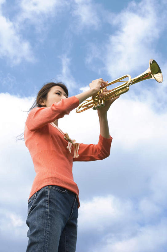 东方人,一个人,站,举,笑,微笑,露齿笑,竖图,室外,白天,仰视,亚洲,仅一个年轻女性,仅一个女性,仅一个人,握,阴影,服装,裤子,光线,影子,云,云朵,乐器,铜管乐器,小号,拿,云彩,拿着,注视,牛仔裤,休闲装,黄种人,一个,衣服,红色,蓝色,白云,蓝天,天空,阳光,天,吹,观察,看,托,站着,休闲,休闲服,握着,服饰,单个,观看,察看,关注,铜管,年轻女性,女人,女性,亚洲人,举起,举手,举着,向上举,向上伸,向上托,站立,半身,彩图,低角度拍摄