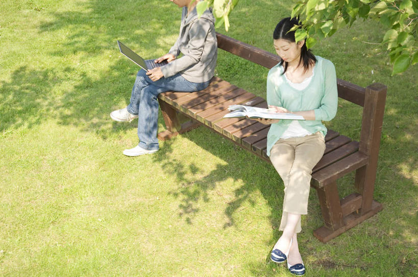 东方人,头发,两个人,家庭,夫妻,坐,笑,摸,微笑,露齿笑,横图,俯视,室外,白天,爱情,旅游,度假,电脑,笔记本电脑,草地,草坪,植物,报纸,椅子,亚洲,一张,抚摸,敲打,阴影,服装,光线,网络,信息,影子,长椅,木椅,浪漫,注视,休闲装,黄种人,娱乐,输入,通讯设备,草,树,树木,衣服,绿色,黑色,阳光,自然,打字,观察,看,靠,靠着,倚靠,享受,休闲,温暖,温馨,一家人,休闲服,恩爱,放松,恋人,服饰,生长,成长,观看,新闻,点击,敲击,和睦,察看,无线,倚着,关注,通信设备,无线网络,无线上网,便携式电脑,按键,手提电脑,男人,男性,年轻男性,年轻女性,女人,女性,亚洲人,长发,夫妇,情侣,触摸,接触,坐着,半身,彩图,高角度拍摄,伴侣,融洽,报刊