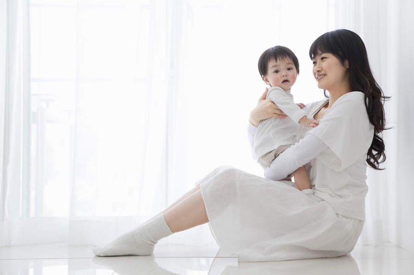 东方人,儿童,头发,两个人,家庭,母亲,女儿,站,坐,抱,笑,微笑,露齿笑,横图,室内,白天,侧面,裙子,婴儿服装,纯洁,窗户,落地窗,亚洲,阴影,连衣裙,光线,瓷砖,地砖,影子,墙,地面,扭头,注视,黄种人,踩,玻璃窗,墙壁,墙面,小孩,白色,黑色,阳光,踩着,观察,看,站着,转头,温暖,温馨,母女,一家人,可爱,母爱,童年,童趣,抱着,观看,和睦,察看,搂着,关注,童真,烂漫,无邪,天真,年轻女性,女孩,女人,女性,亚洲人,孩子,年轻人,长发,怀抱,搂,搂抱,相抱,拥抱,站立,坐着,彩图,全身,婴儿服,融洽,女生,襁褓