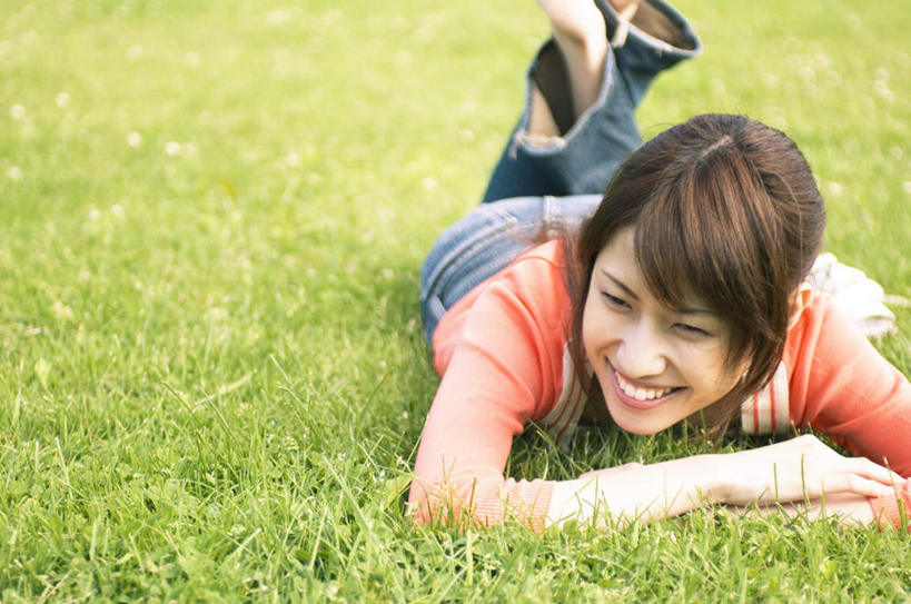 东方人,头发,一个人,笑,摸,微笑,露齿笑,横图,俯视,室外,白天,旅游,度假,草地,草坪,植物,亚洲,仅一个年轻女性,仅一个女性,仅一个人,撑,抚摸,阴影,服装,裤子,光线,影子,扭头,注视,牛仔裤,休闲装,黄种人,娱乐,草,衣服,红色,蓝色,绿色,黑色,阳光,观察,看,趴着,转头,享受,休闲,休闲服,放松,服饰,观看,察看,撑着,关注,年轻女性,女人,女性,亚洲人,长发,触摸,接触,趴,半身,彩图,高角度拍摄