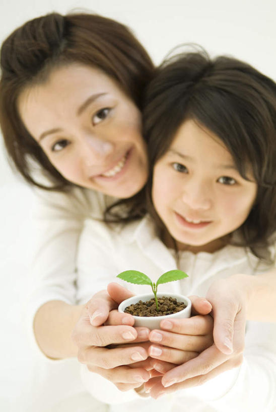 东方人,儿童,头发,家庭,母亲,女儿,站,抱,捧,笑,摸,微笑,露齿笑,竖图,俯视,室内,白天,白色背景,纯洁,植物,叶子,亚洲,抚摸,握,服装,盆栽,绿叶,盆景,拿,拿着,注视,休闲装,黄种人,一个,小孩,衣服,绿色,白色,黑色,自然,观察,看,站着,休闲,温暖,温馨,母女,一家人,休闲服,嫩叶,可爱,母爱,童年,童趣,握着,摄影,服饰,影棚,生长,单个,成长,抱着,观看,和睦,察看,搂着,关注,童真,烂漫,无邪,秧苗,天真,年轻女性,女孩,女人,女性,亚洲人,孩子,年轻人,长发,叶,叶片,触摸,端,端着,怀抱,接触,搂,搂抱,捧着,手捧,相抱,拥抱,站立,半身,彩图,高角度拍摄,影棚拍摄,拍摄,融洽,女生