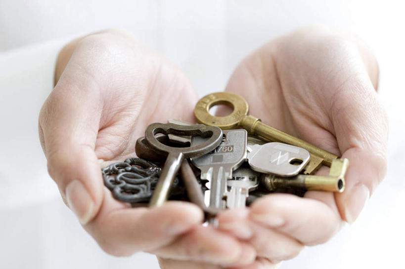 东方人,手,一个人,捧,摸,横图,俯视,室内,特写,白天,安全,亚洲,仅一个年轻女性,仅一个女性,仅一个人,一堆,许多,抚摸,握,堆叠,堆积,朦胧,模糊,防护,钥匙,拿,拿着,黄种人,手部,握着,堆,保护,开启,封闭,保险,私密,保全,周全,安稳,安定,防盗,平安,年轻女性,女人,女性,亚洲人,触摸,端,端着,接触,捧着,手捧,半身,彩图,高角度拍摄