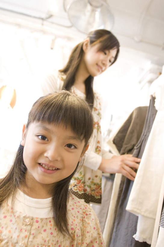 东方人,儿童,头发,两个人,家庭,母亲,女儿,商店,站,笑,摸,微笑,露齿笑,竖图,室内,白天,正面,购物,旅游,度假,纯洁,消费,窗户,落地窗,超市,亚洲,抚摸,阴影,服装,光线,影子,注视,休闲装,黄种人,娱乐,玻璃窗,小孩,衣服,粉色,黄色,阳光,观察,看,站着,享受,休闲,温暖,温馨,母女,一家人,休闲服,放松,可爱,母爱,童年,童趣,金融,百货,服饰,观看,和睦,察看,挑选,服装店,关注,选购,贸易,童真,百货公司,烂漫,无邪,服饰店,血拼,天真,年轻女性,女孩,女人,女性,亚洲人,孩子,年轻人,长发,触摸,接触,站立,半身,彩图,购物商场,购物中心,商业中心,融洽,女生