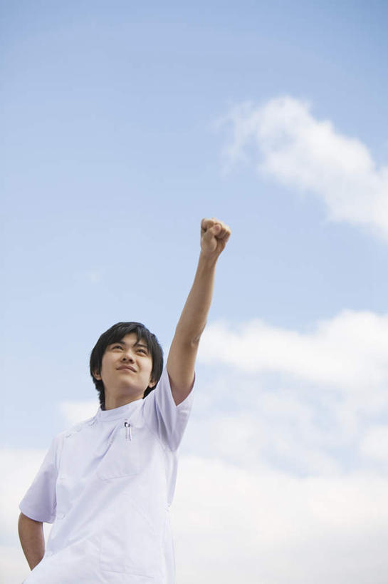 东方人,头发,一个人,站,举,笑,微笑,露齿笑,竖图,室外,白天,仰视,旅游,度假,亚洲,仅一个男性,仅一个人,握,阴影,服装,光线,影子,云,云朵,云彩,注视,休闲装,黄种人,娱乐,鼓励,手叉腰,仅一个年轻男性,衣服,蓝色,白色,黑色,白云,蓝天,天空,阳光,天,叉腰,观察,加油,看,手势,托,握拳,站着,享受,休闲,休闲服,放松,打气,握着,服饰,观看,察看,关注,鼓舞,男人,男性,年轻男性,亚洲人,举起,举手,举着,向上举,向上伸,向上托,站立,半身,彩图,低角度拍摄